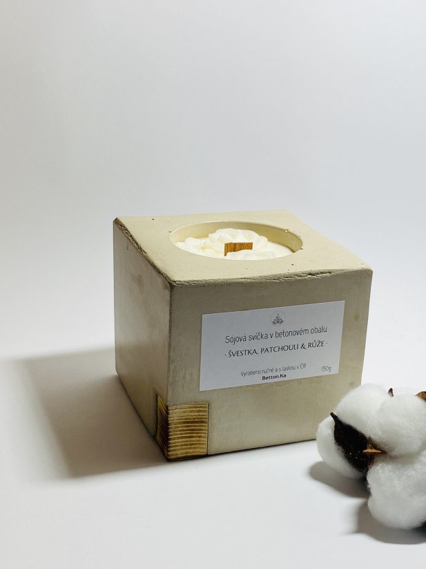 sójová svíčka v betonovém obalu