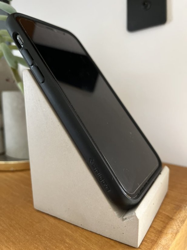 Stolní betonový stojánek na mobil