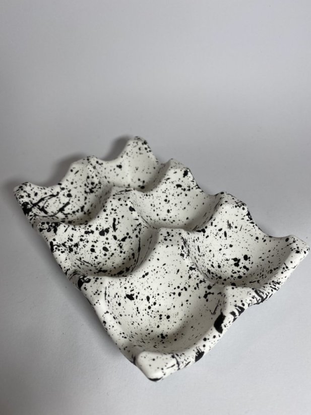 Držák na vajíčka - Materiál: Bílá keramická hmota