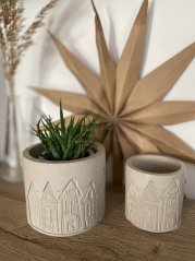 Betonový květináč s reliéfy