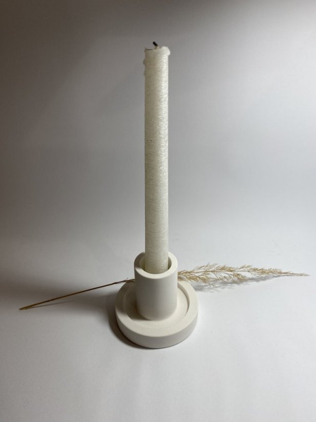 Vysoký svícen na kónickou svíčku