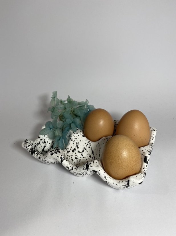 Držák na vajíčka - Materiál: Bílá keramická hmota