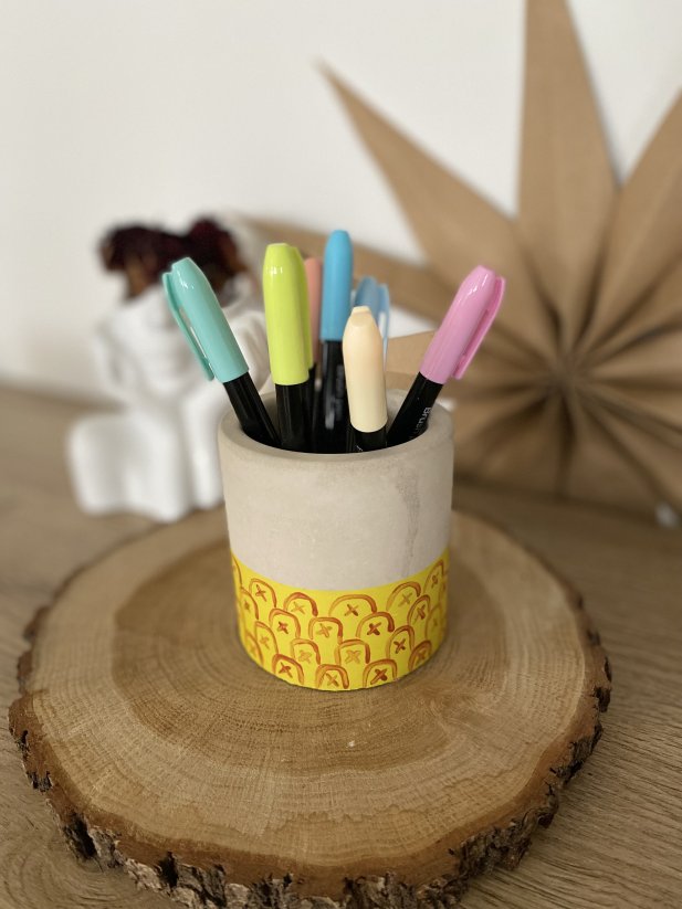 Originální stojánek na tužky - Barva: čistě betonový