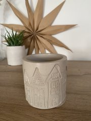 Betonový květináč s reliéfy