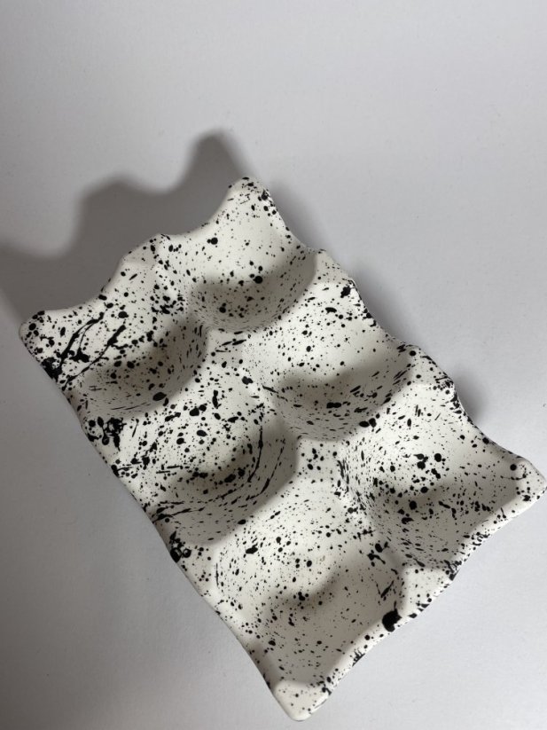 Držák na vajíčka - Materiál: Bílá keramická hmota