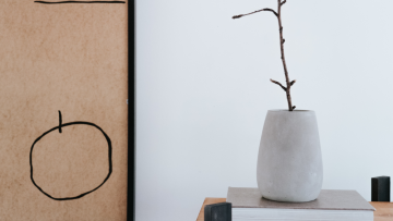 betonová váza v interiéru