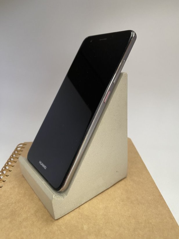 Stolní betonový stojánek na mobil