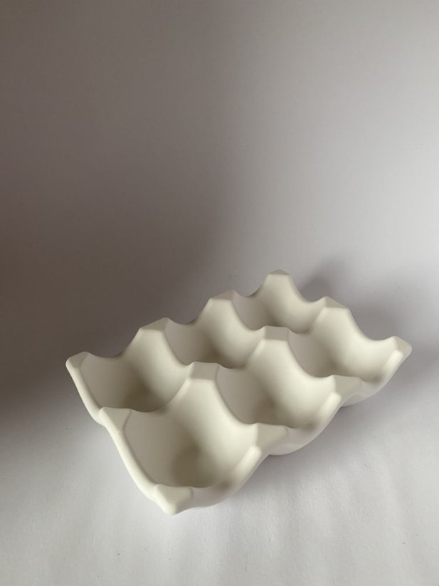 Držák na vajíčka - Materiál: Bílá keramická hmota