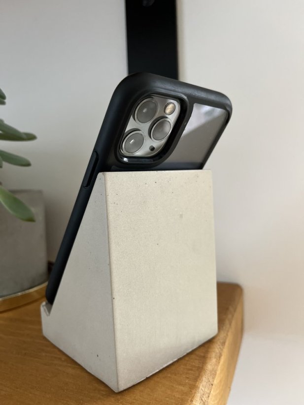 Stolní betonový stojánek na mobil