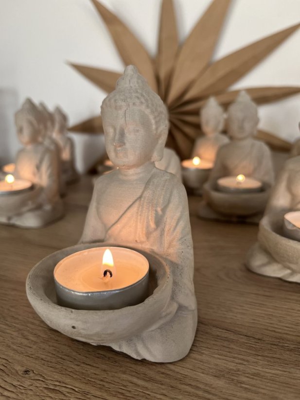 Betonový Buddha s kalíškem na čajovou svíčku