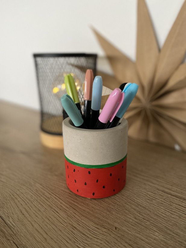 Originální stojánek na tužky - Barva: čistě betonový