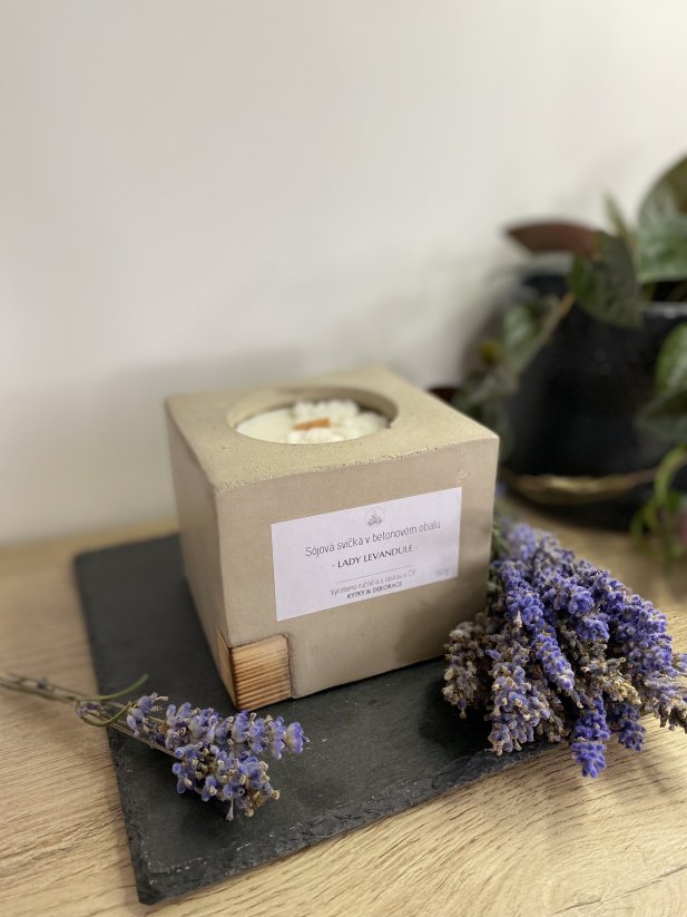 Sójová svíčka v betonu ve tvaru krychle ORIGINAL - Vůně: Lady Levandule