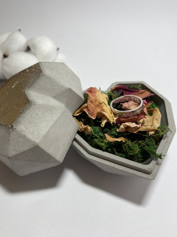 Geometrická betonová krabička SRDCE