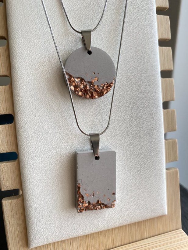 Betonový náhrdelník - Barva kamínků: Měděná