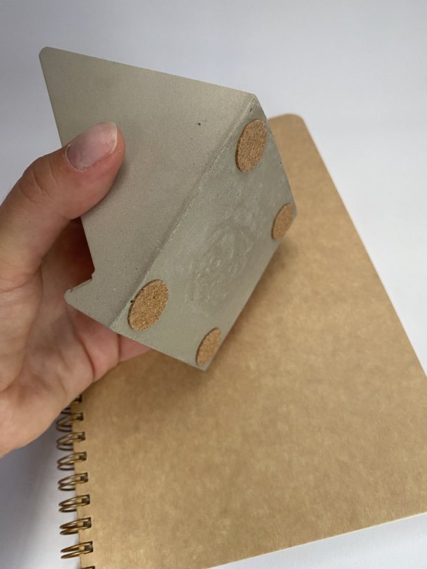 Stolní betonový stojánek na mobil