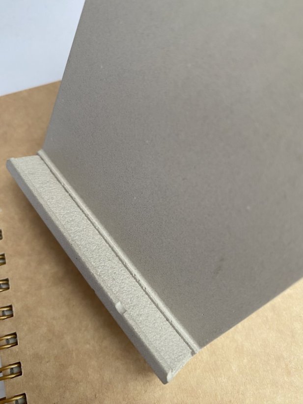 Stolní betonový stojánek na mobil